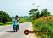 En esta vía un ciclomotor tiene que circular por…